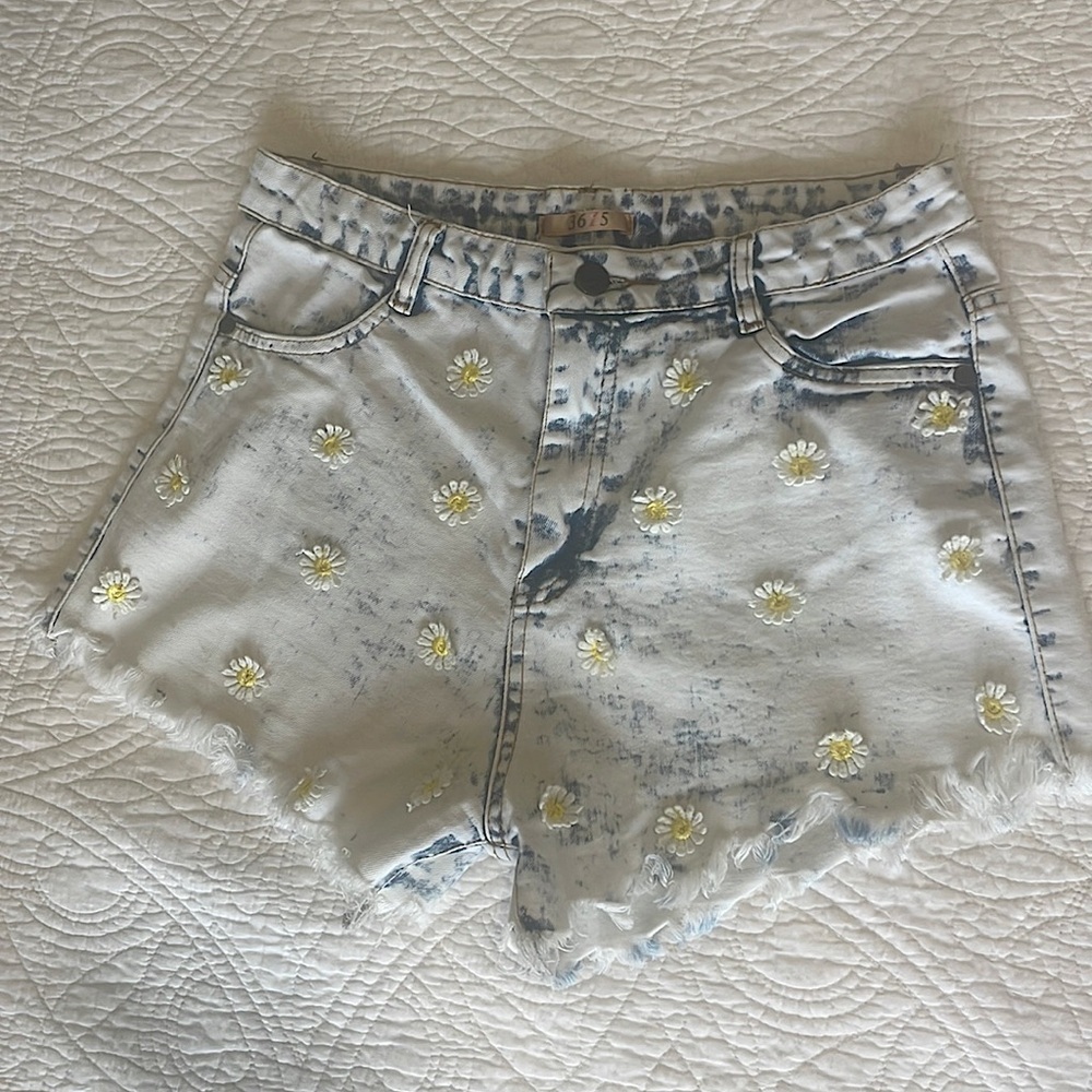 Daisy Embroidered Shorts
